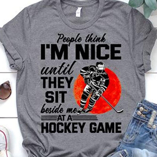 Camisetas divertidas de hockey: la gente piensa que soy amable hasta que se sientan a mi lado en un partido de hockey