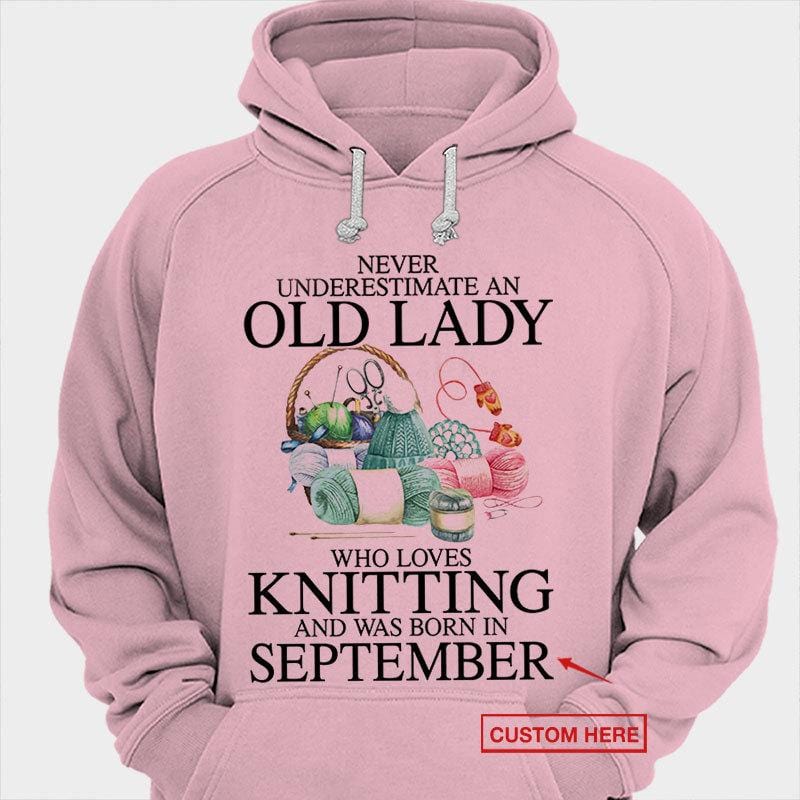 Nunca subestimes a una anciana que ama tejer camisetas personalizadas
