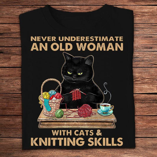 Nunca subestimes a una anciana con gatos y habilidades para tejer