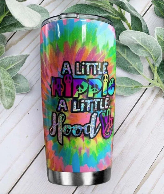 Un pequeño hippie, un pequeño vaso con capucha