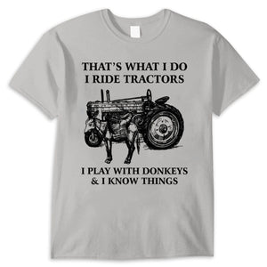 Eso es lo que hago. Conduzco tractores. Juego con burros y sé cosas. Camisetas