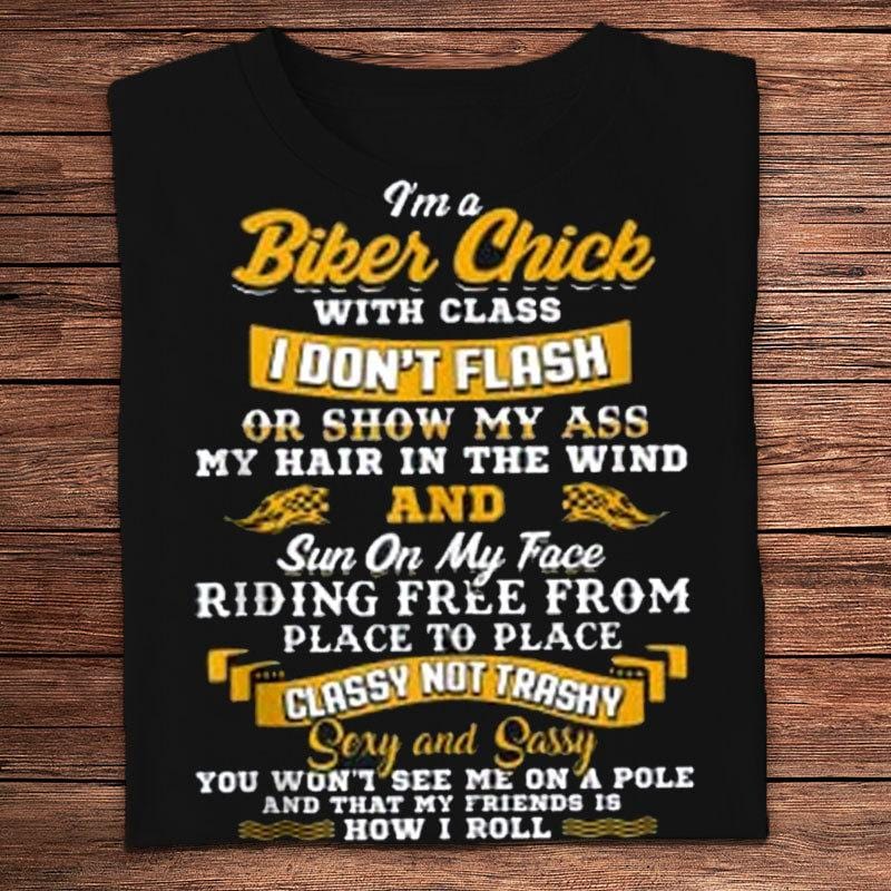 Soy una chica motociclista con clase. No muestro camisetas de motociclistas.