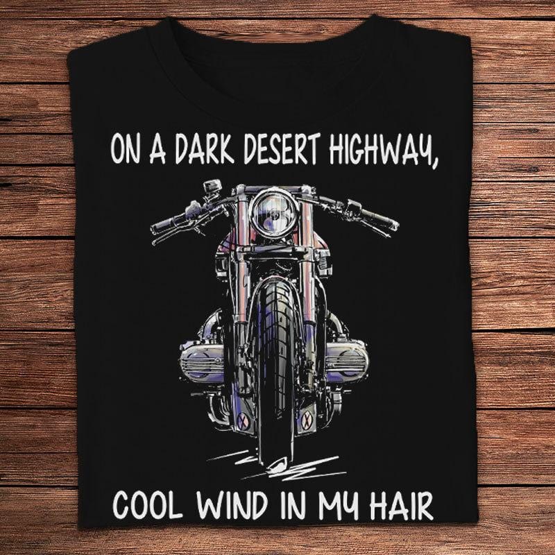 En una oscura carretera del desierto, viento fresco en mi cabello, camisetas de motocicletas