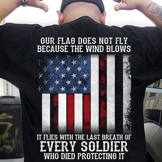 Nuestra bandera ondea con el último aliento de cada soldado Camisetas de patriotas y veteranos