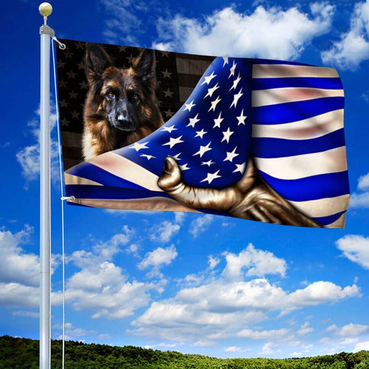 Casa y jardín con bandera de la policía estadounidense
