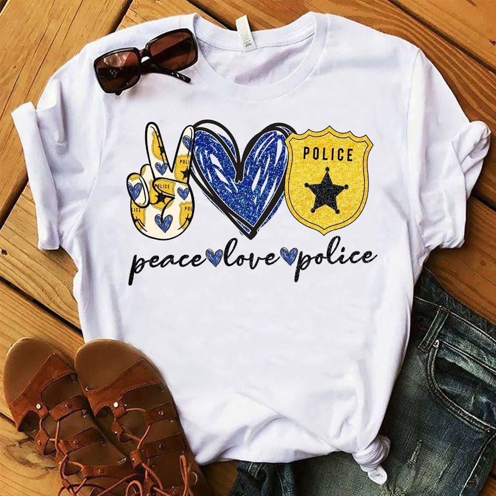 Camisetas de policía con el mensaje "Paz, amor"