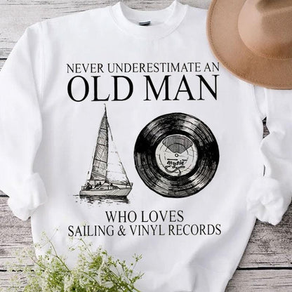 Nunca subestimes a un anciano que ama navegar y los discos de vinilo