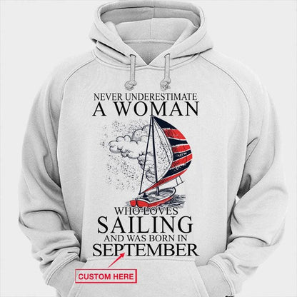 Nunca subestimes a una mujer que ama navegar Camisetas personalizadas