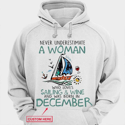 Nunca subestimes a una mujer que ama navegar y el vino Camisetas personalizadas