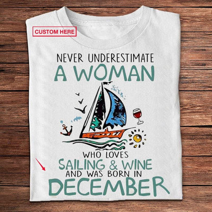 Nunca subestimes a una mujer que ama navegar y el vino Camisetas personalizadas
