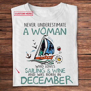 Nunca subestimes a una mujer que ama navegar y el vino Camisetas personalizadas