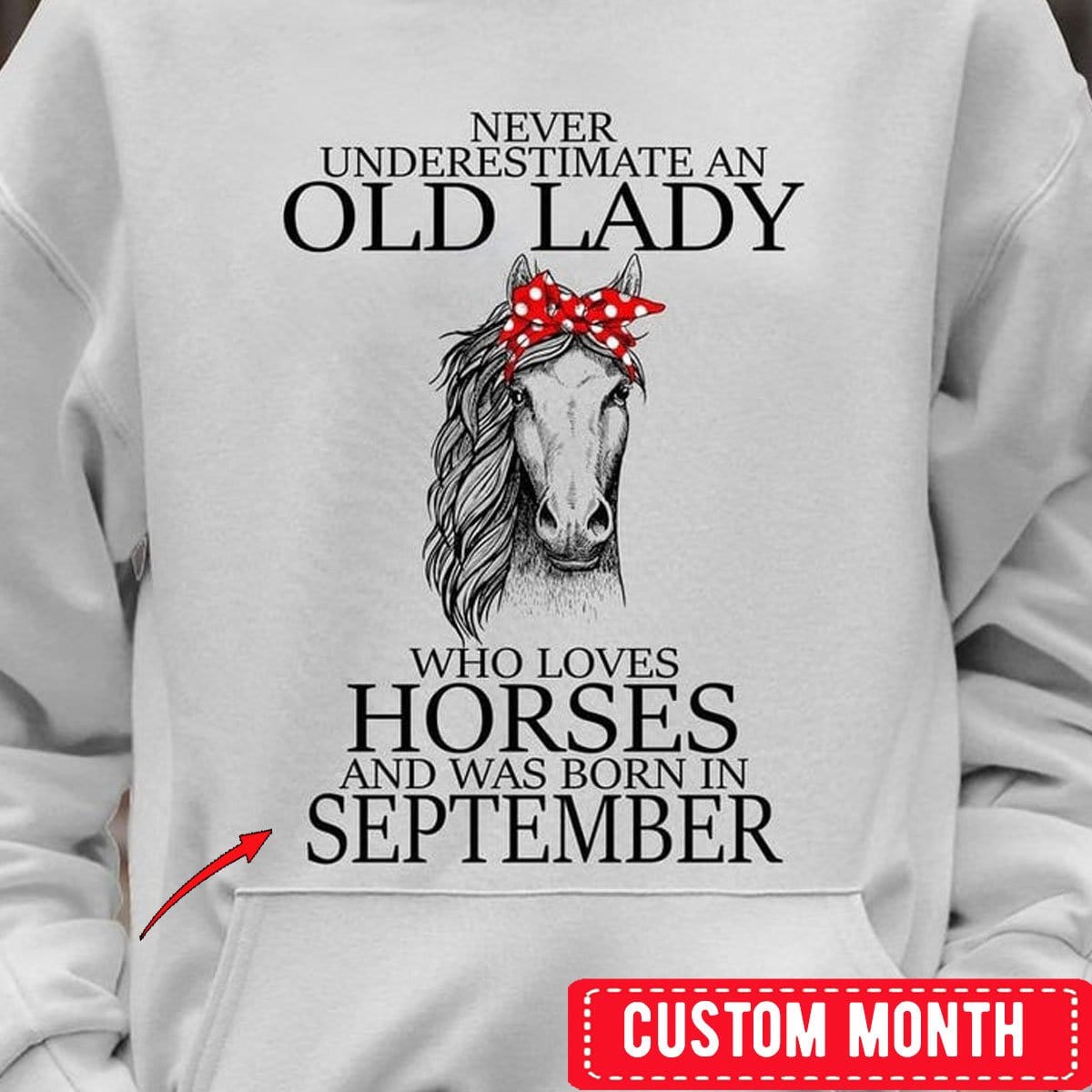 Nunca subestimes a una anciana que ama los caballos y nació en septiembre. Camisetas de cumpleaños personalizadas