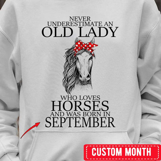 Nunca subestimes a una anciana que ama los caballos y nació en septiembre. Camisetas de cumpleaños personalizadas