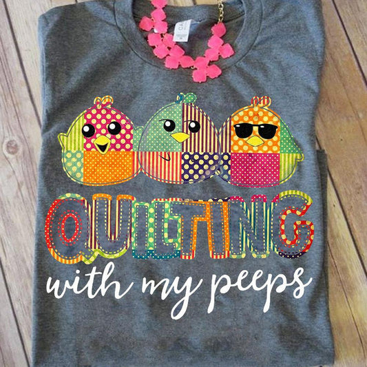 De paseo con mis amigos cosiendo camisas