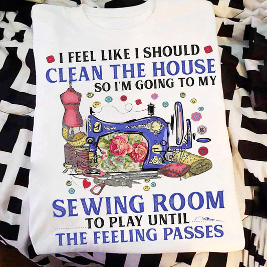 Siento que debería limpiar la casa así que voy a la sala de costura de camisas