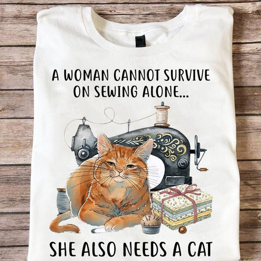 Una mujer no puede sobrevivir solo cosiendo, también necesita un gato.