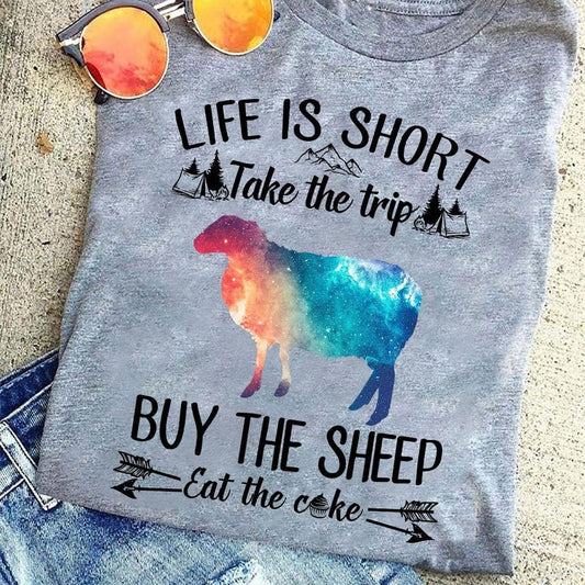 La vida es corta, emprende el viaje, compra las camisetas de las ovejas