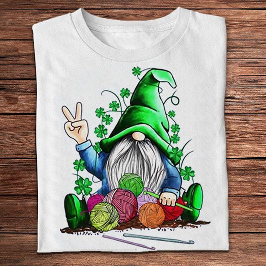 Gnomos tejiendo camisetas para el día de San Patricio