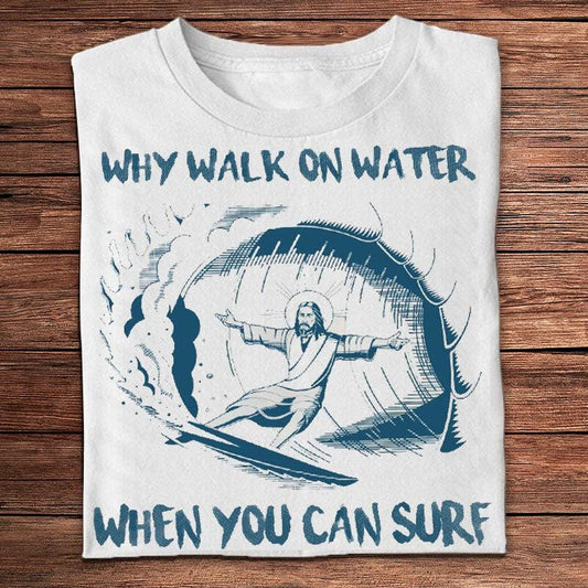 ¿Por qué caminar sobre el agua cuando puedes surfear? Camisetas de surf