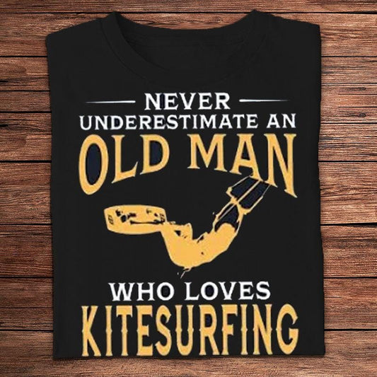 Nunca subestimes a un anciano que ama el kitesurf Camisetas de surf