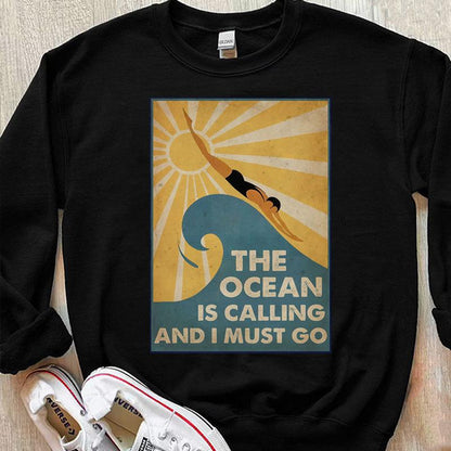 El océano me llama y debo ir a nadar Camisetas