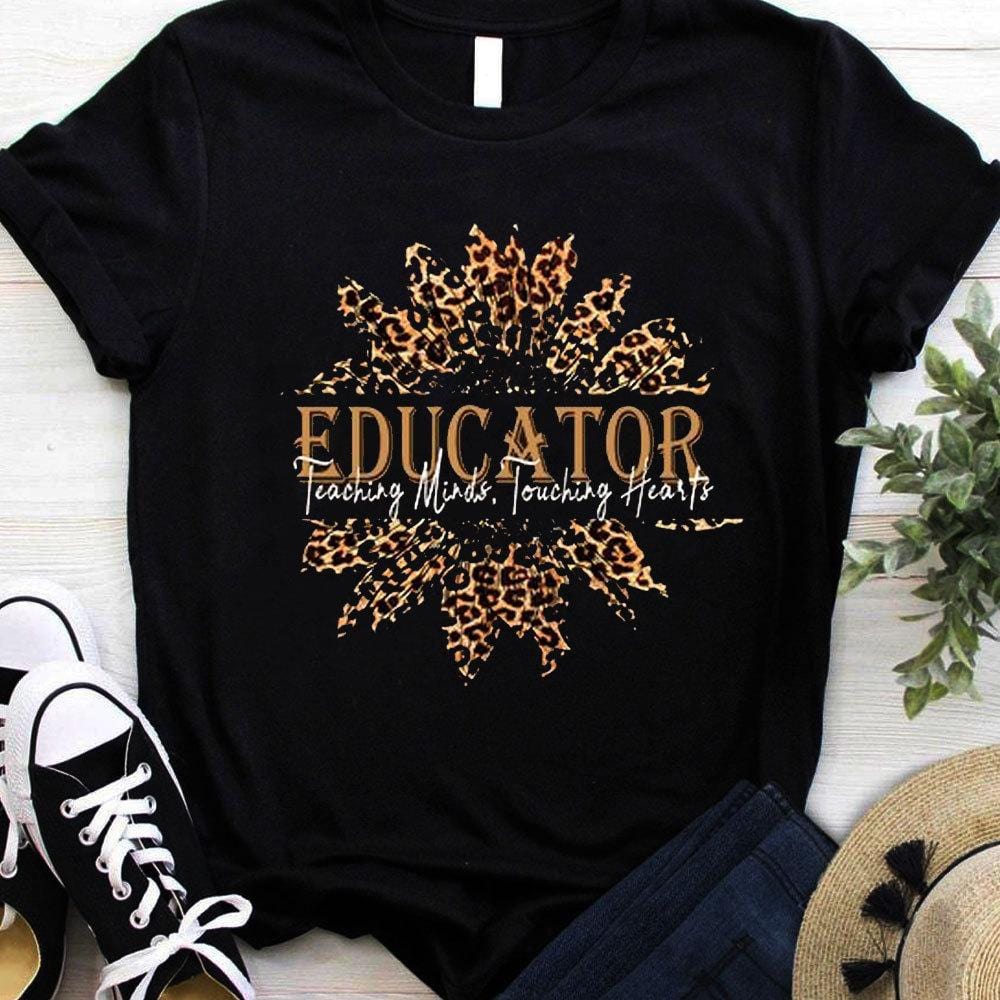 Camiseta de educador que enseña a las mentes a tocar corazones, leopardo y girasol