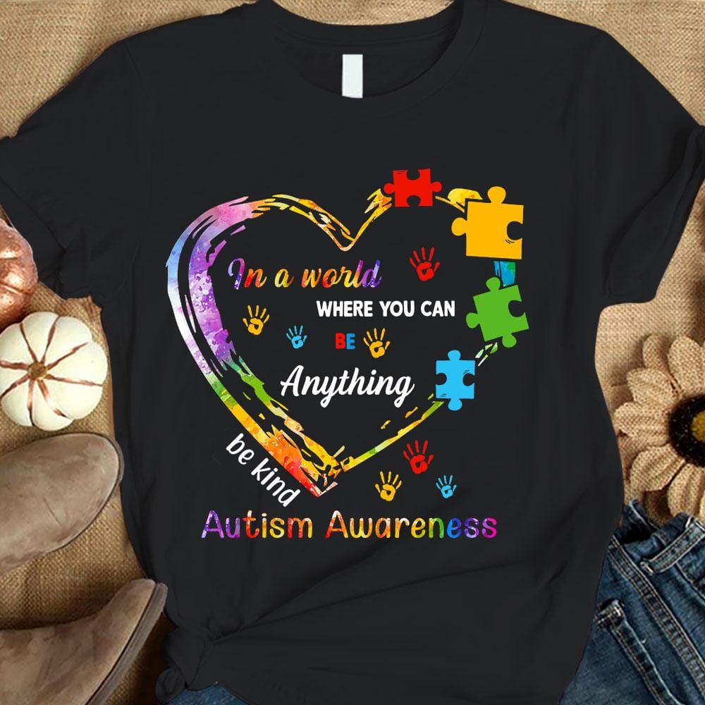 Camisetas de autismo con corazón, en un mundo donde puedes ser lo que quieras, sé amable