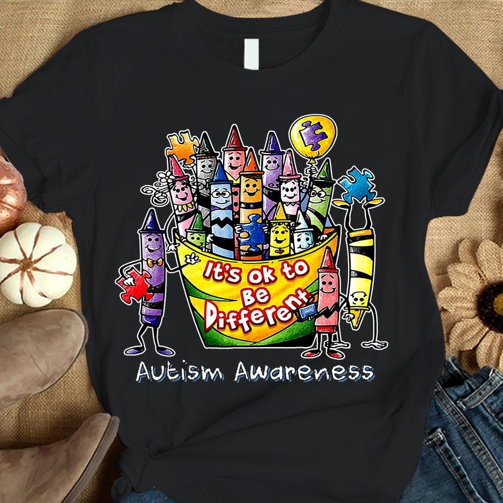 Está bien ser diferente Crayones, camisetas de autismo