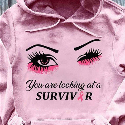 Estás mirando a una superviviente de cáncer de mama Sudadera con capucha, camiseta