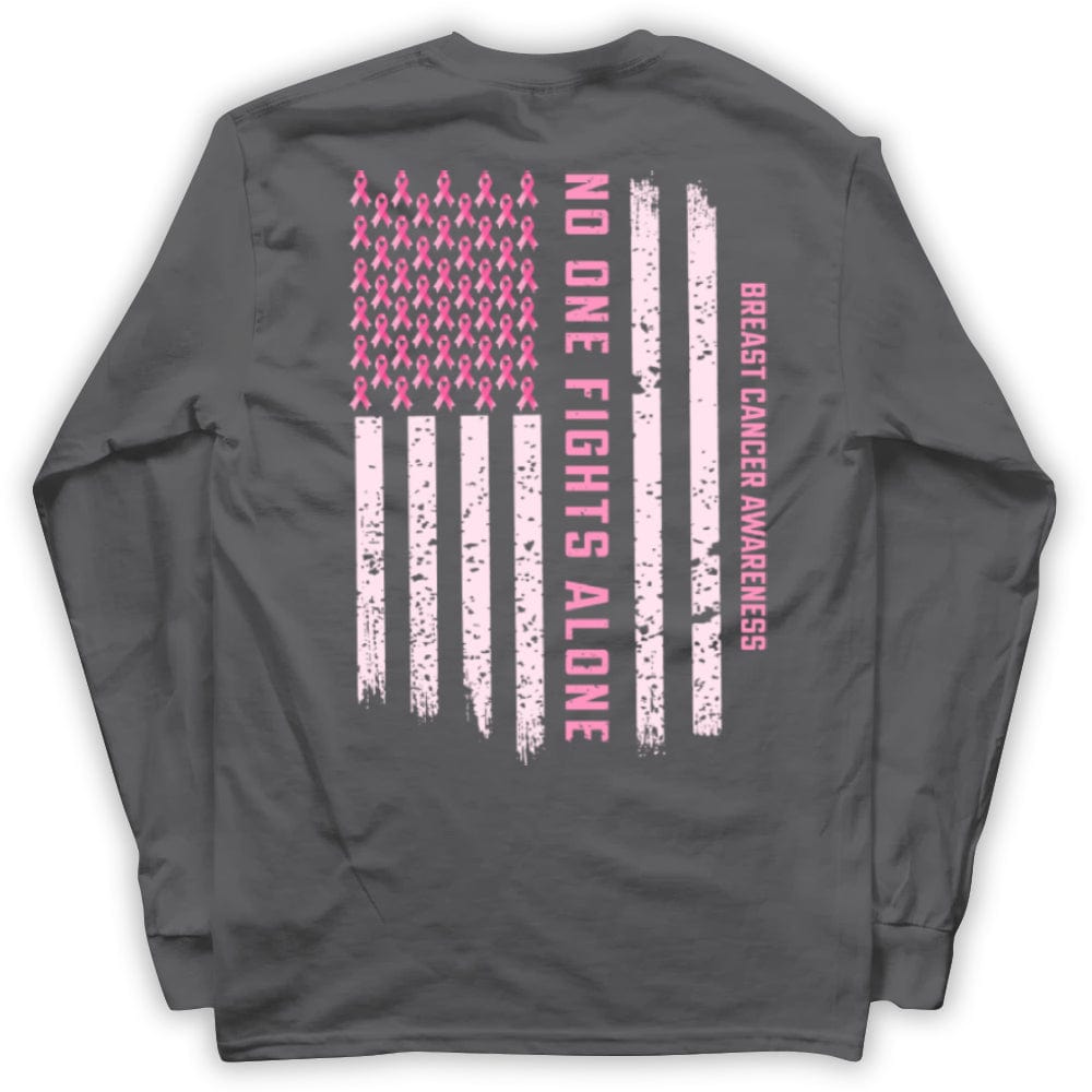 Camiseta de apoyo para la concientización sobre el cáncer de mama, cinta con la bandera estadounidense que dice "Nadie lucha solo"