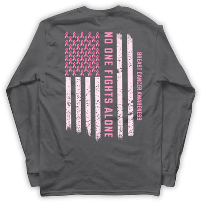 Camiseta de apoyo para la concientización sobre el cáncer de mama, cinta con la bandera estadounidense que dice "Nadie lucha solo"
