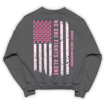 Camiseta de apoyo para la concientización sobre el cáncer de mama, cinta con la bandera estadounidense que dice "Nadie lucha solo"