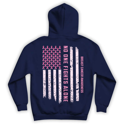 Camiseta de apoyo para la concientización sobre el cáncer de mama, cinta con la bandera estadounidense que dice "Nadie lucha solo"