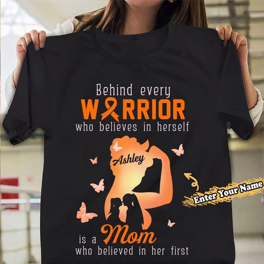 Camiseta personalizada con el mensaje "Detrás de un guerrero está mamá", con la frase "Esclerosis múltiple", con mariposa