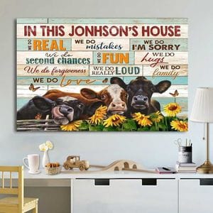 Póster personalizado de vaca divertida "En esta casa cometemos errores"