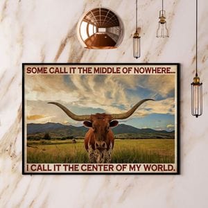 Algunos lo llaman el medio de la nada, yo lo llamo el centro. Póster de vaca de las tierras altas, lienzo