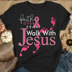 Camiseta con frase de fe por encima del miedo, camina con Jesús, lazo rosa y concienciación sobre el cáncer de mama