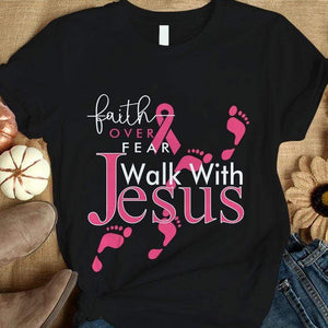 Camiseta con frase de fe por encima del miedo, camina con Jesús, lazo rosa y concienciación sobre el cáncer de mama