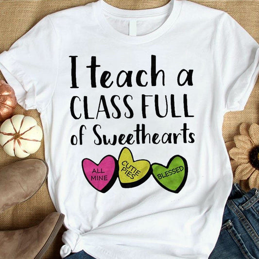 Doy una clase llena de camisetas de San Valentín con corazones sudados
