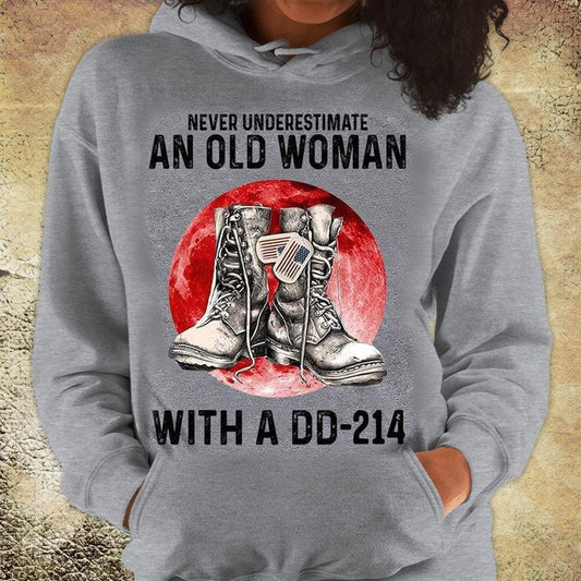 Nunca subestimes a una anciana con una DD 214 Camisetas de veteranos