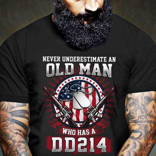 Nunca subestimes a un anciano con una DD 214 Camisetas de veteranos