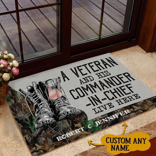 Aquí viven un veterano y su comandante en jefe, felpudo personalizado