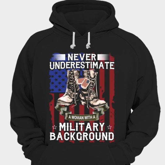 Nunca subestimes a una mujer con antecedentes militares Sudadera con capucha y camisetas de veterano
