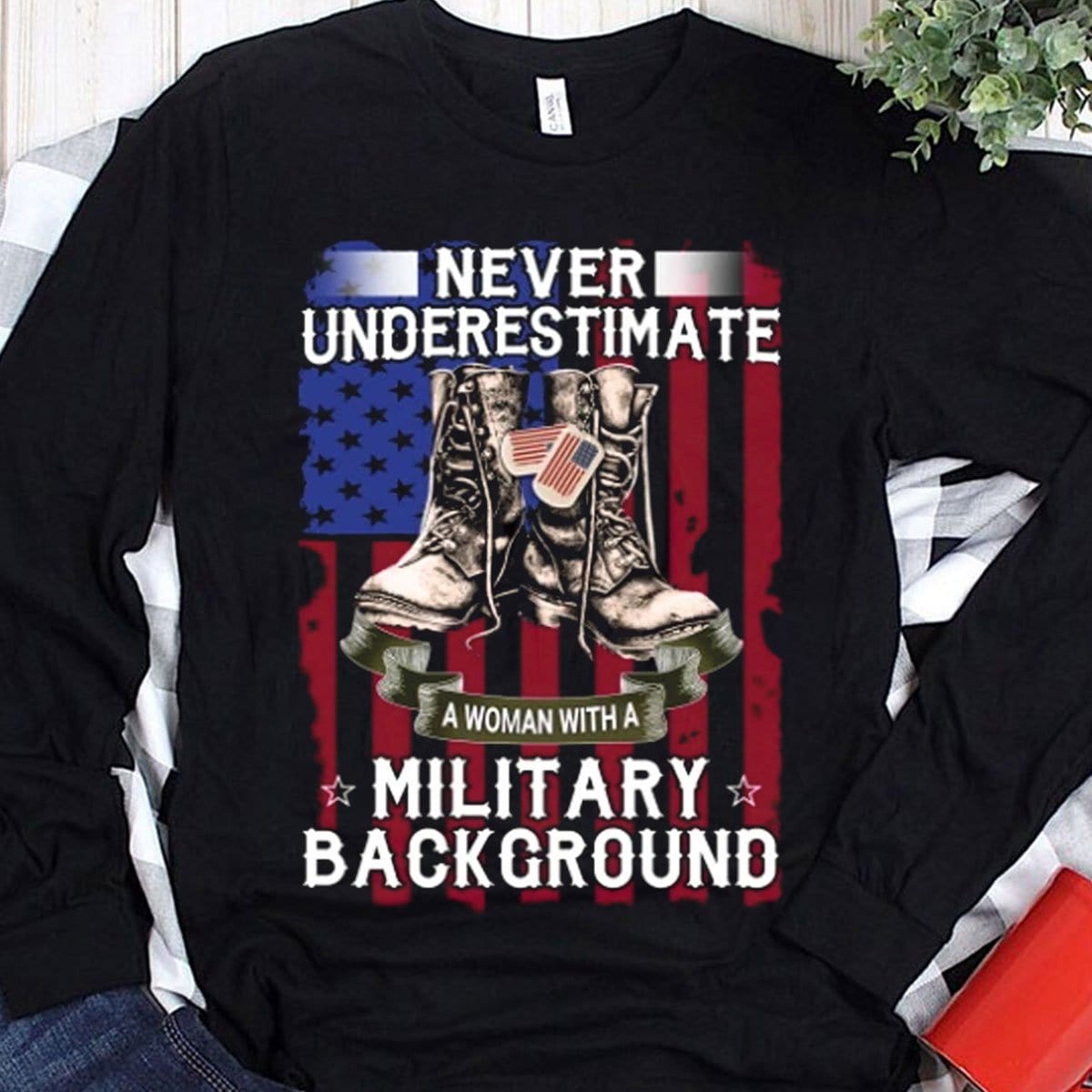 Nunca subestimes a una mujer con antecedentes militares Sudadera con capucha y camisetas de veterano