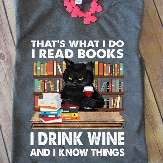 Eso es lo que hago. Leo libros, bebo vino y sé cosas. Camisetas de vino para gatos.