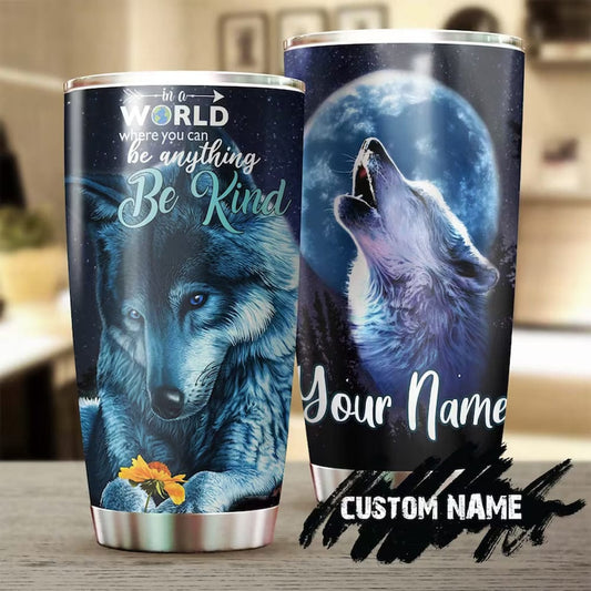 En un mundo donde puedes ser lo que quieras, vaso personalizado con el logo de Be Kind Wolf