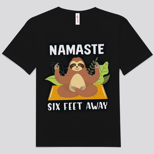 Camiseta de yoga Namaste Six Feet Away con perezoso