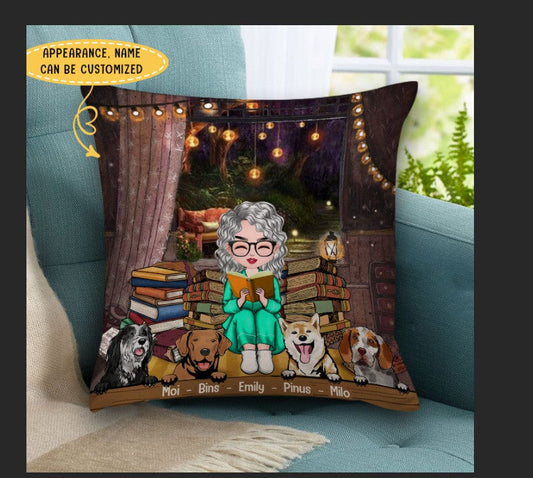 Almohada personalizada con forma de niña leyendo un libro y perros